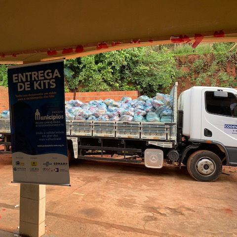 Caminhão Entrega de Kits
